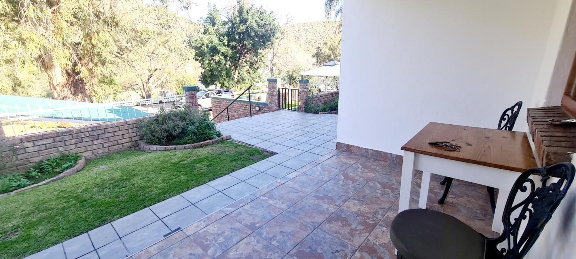 Old Mill Lodge, Seasonal Working Ostrich Farm & Restaurant, Oudtshoorn Bilik gambar