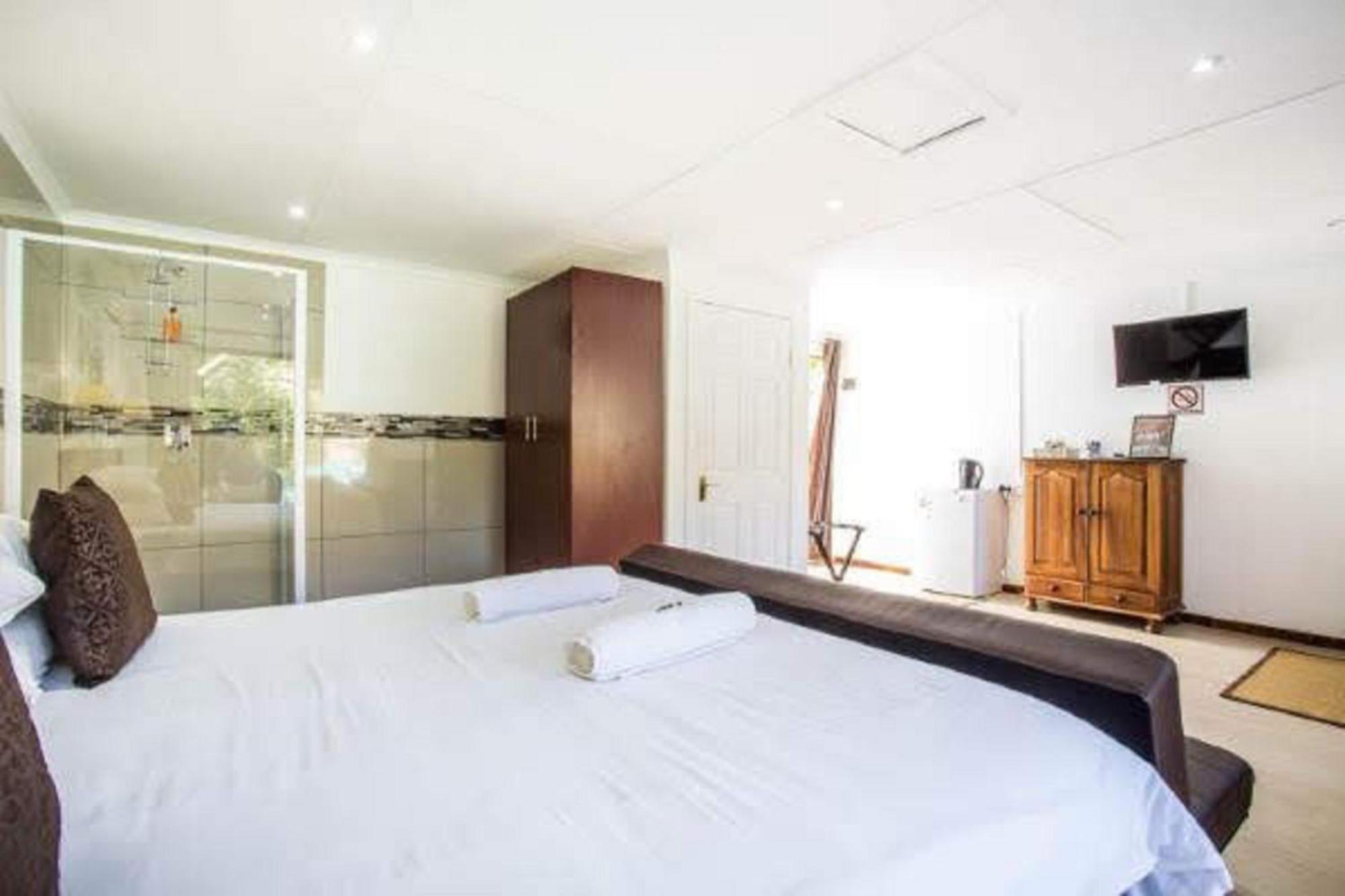 Old Mill Lodge, Seasonal Working Ostrich Farm & Restaurant, Oudtshoorn Bilik gambar
