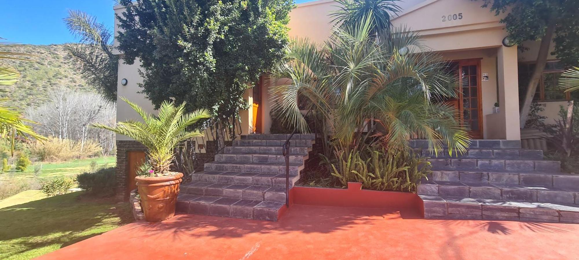 Old Mill Lodge, Seasonal Working Ostrich Farm & Restaurant, Oudtshoorn Bilik gambar