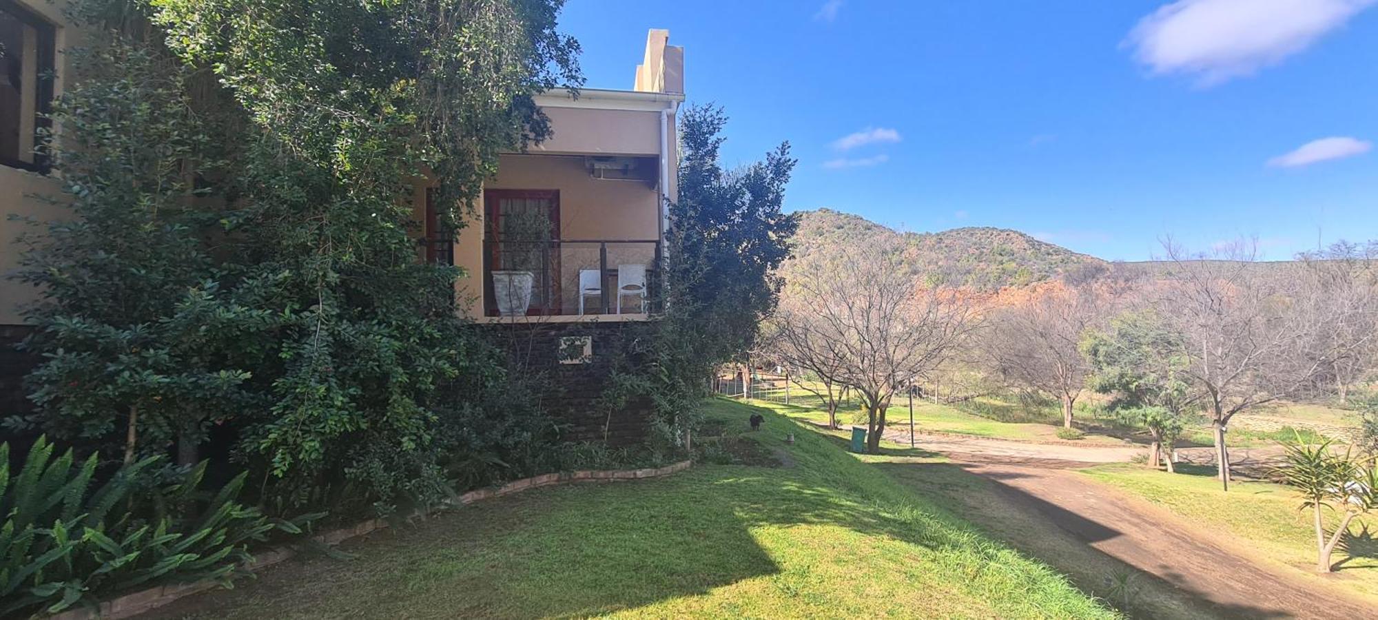 Old Mill Lodge, Seasonal Working Ostrich Farm & Restaurant, Oudtshoorn Bilik gambar