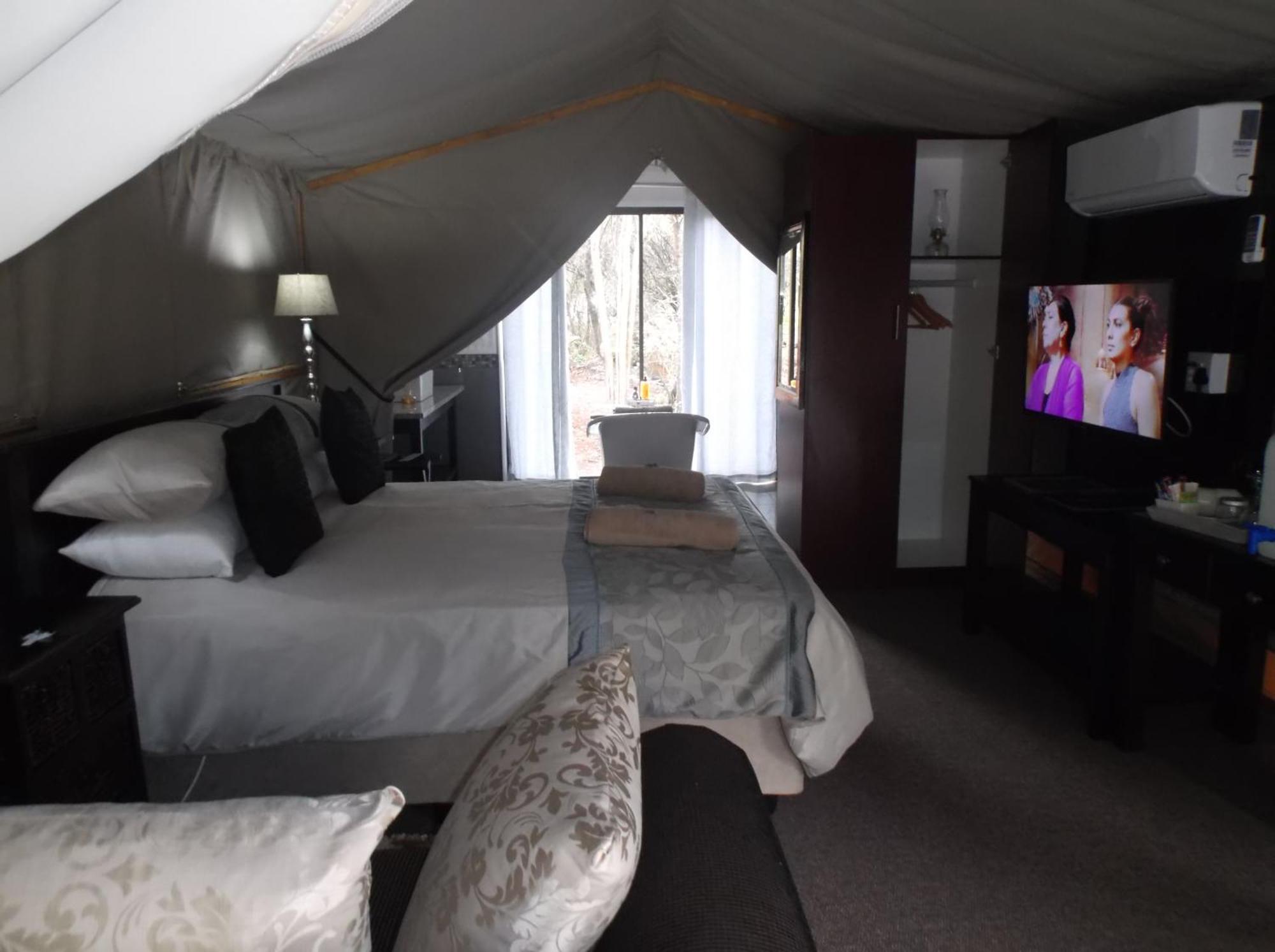 Old Mill Lodge, Seasonal Working Ostrich Farm & Restaurant, Oudtshoorn Bilik gambar