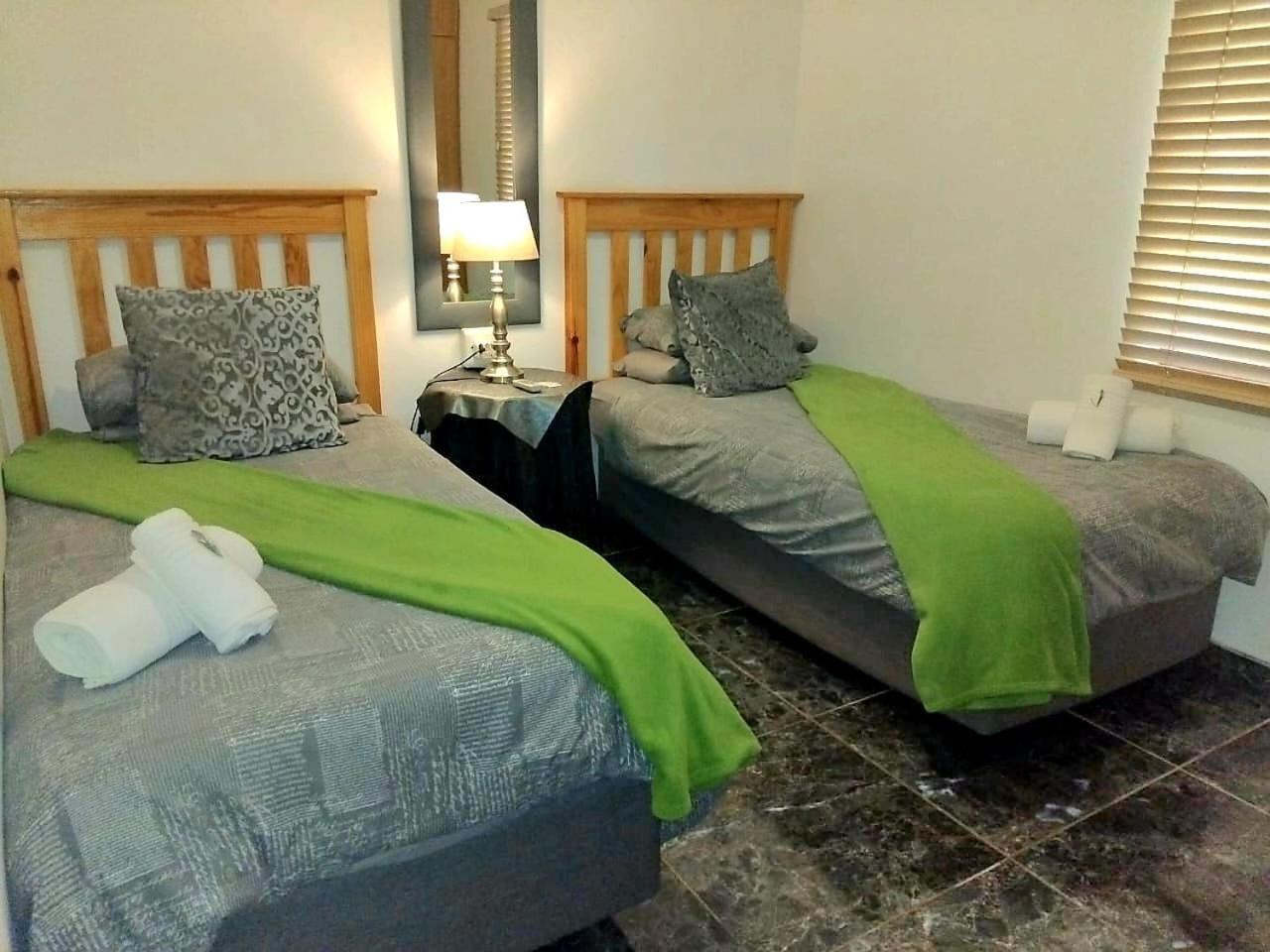 Old Mill Lodge, Seasonal Working Ostrich Farm & Restaurant, Oudtshoorn Bilik gambar